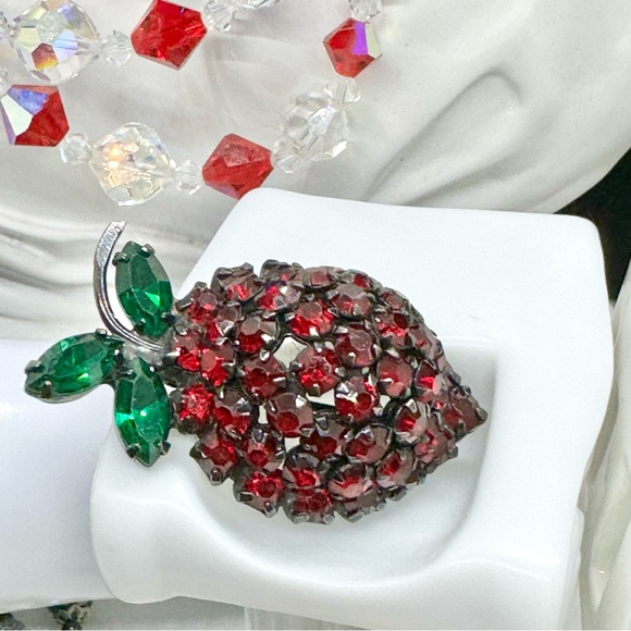 Vintage Hallmarked Warner Red Crystal Strawberry Brooch - Picture 3 of 9